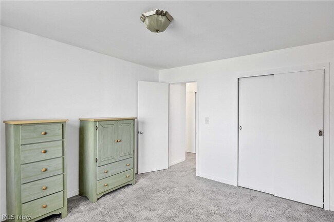 Building Photo - 11850 Edgewater Dr