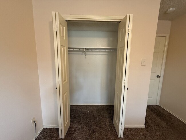 Building Photo - 816 Summit Dr