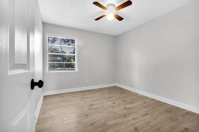 Building Photo - 4829 Bradford Dr