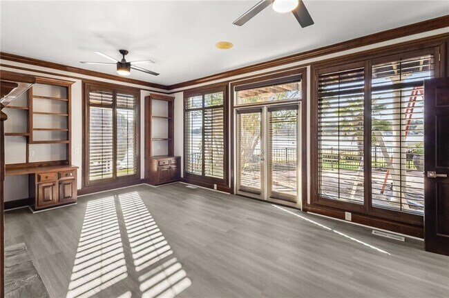 Building Photo - 2910 Emerald Dr