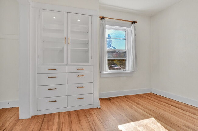 Building Photo - $2,600.00, 1 bed + non-conforming room, 1 ...