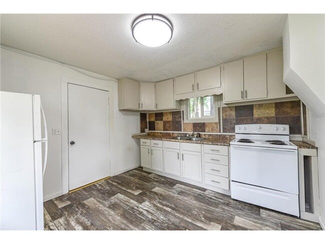 Building Photo - 2 Bedrooms, 1 Bathroom Single Family Home in Little Falls, MN- Large corner lot