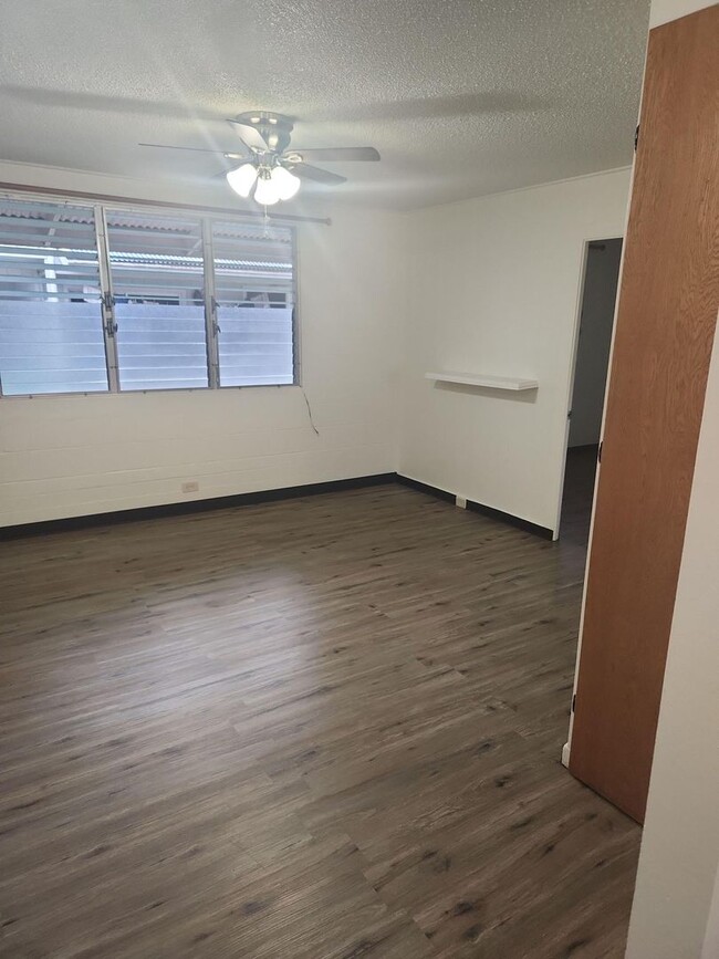 Building Photo - Newly Renovated 2bd 1ba Apartment