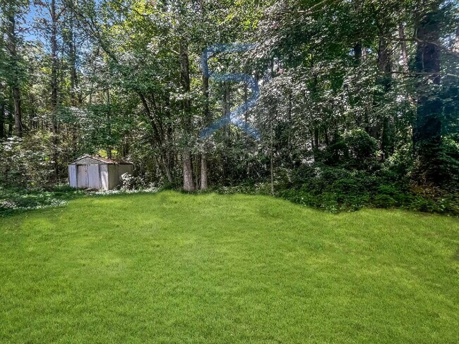 Building Photo - 2033 Charter Manor