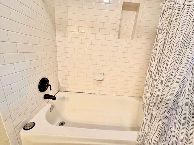 Building Photo - 4 Bed Spacious Midwest city House - Move in Deposit-Free! (If Qualified)