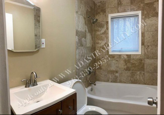 Building Photo - Charming Prairie Village Ranch Home-Availa...