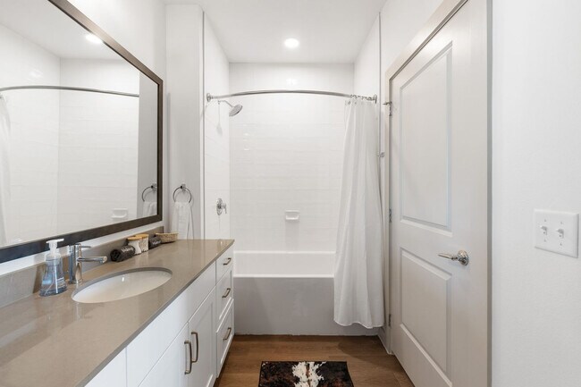 Building Photo - 1301 Leah Ave