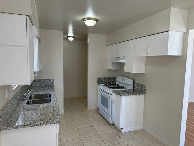Building Photo - 3 Bedroom 1 Bathroom Duplex