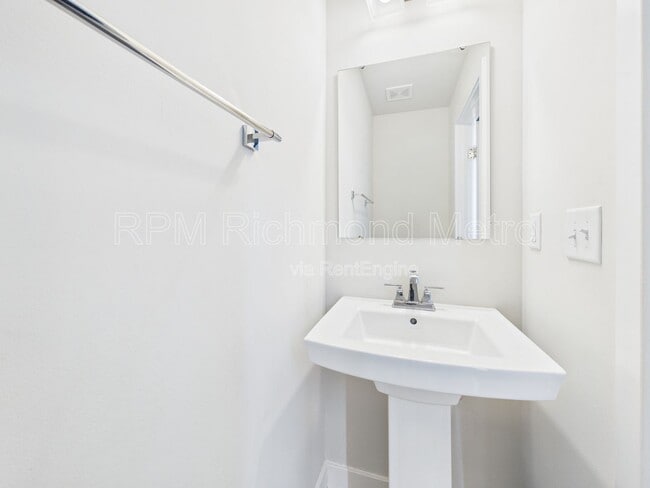 Building Photo - 2104 Boro Ridge St