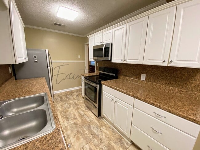 Building Photo - Well-Kept 3BR Home with Sunroom, Garage & Fenced Yard