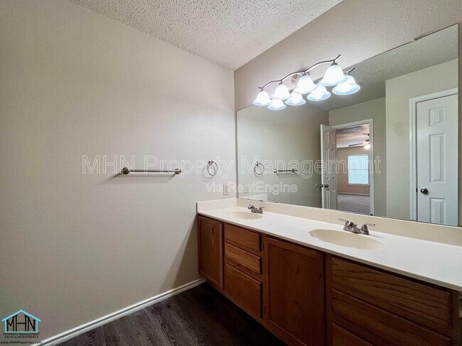 Building Photo - 8143 Chestnut Manor Dr