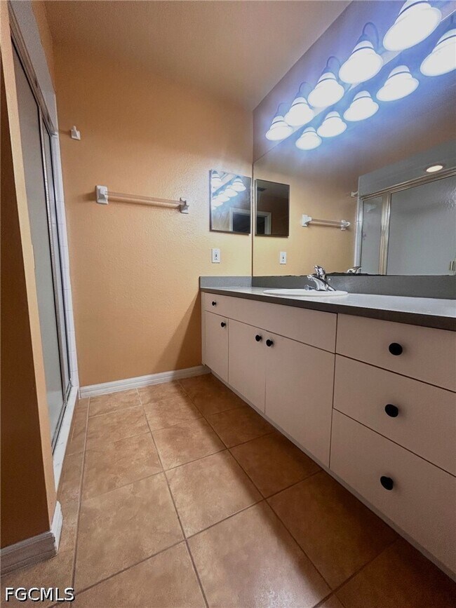 Building Photo - 1045 NE 40th Terrace