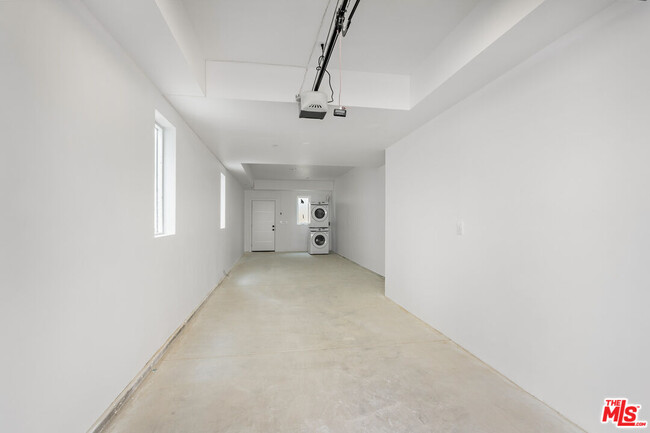 Building Photo - 10742 Hortense St