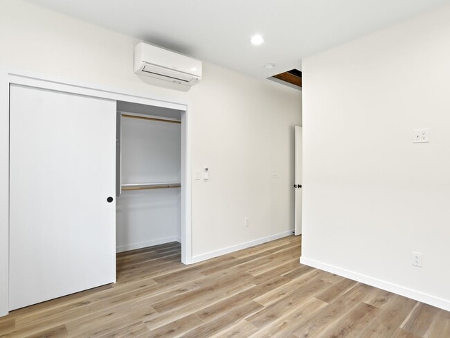 Building Photo - Vancouver Townhouses - Get 1 Month Free!