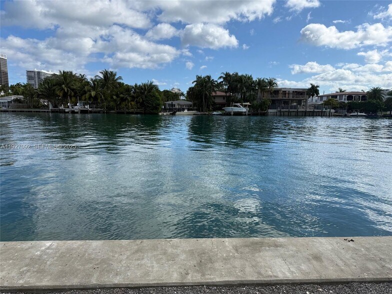 Building Photo - 9381 E Bay Harbor Dr