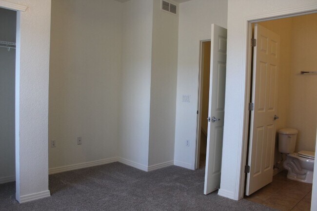Building Photo - Beautiful 3 BR/3 1/2 BA Townhouse in Stonegate!!