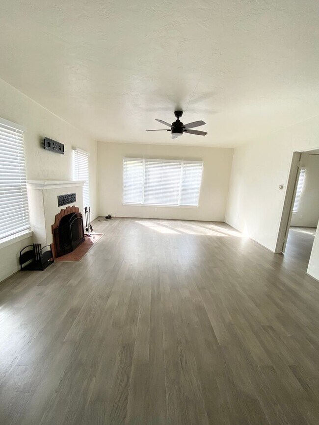 Building Photo - H203-211-P