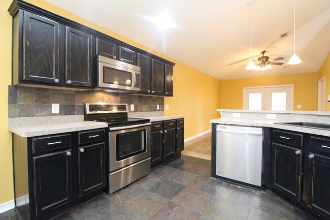 Building Photo - Spacious 3BR with Sunroom & Eat-In Kitchen – Holsberry Estates