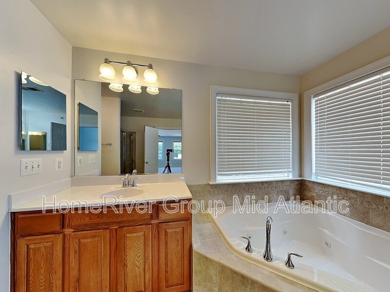 Building Photo - 16475 Kramer Estate Dr