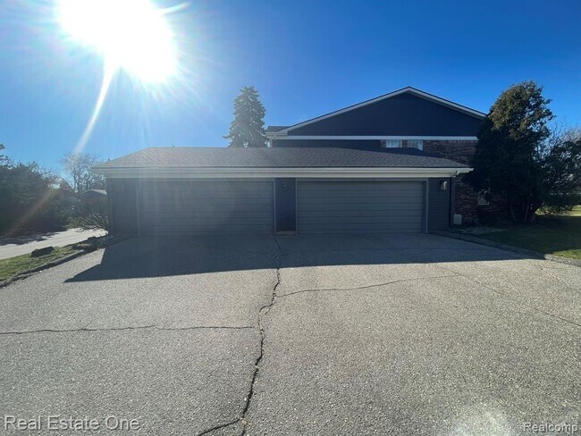 Building Photo - 30975 Pointe of Woods Dr