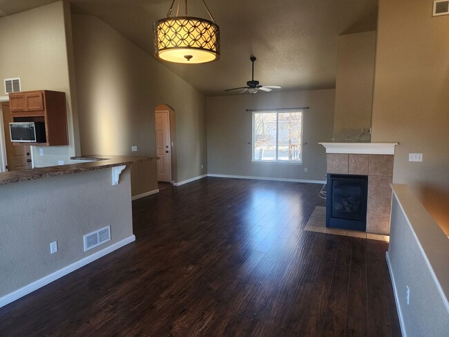 Building Photo - Move in Special! $300 off first months rent!