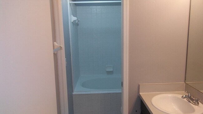 Building Photo - Single Family 3 bedroom, 2 bathroom home i...