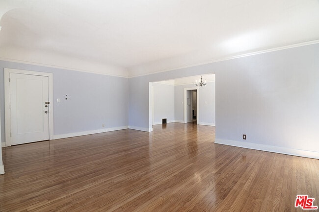 Building Photo - 170 1/2 S Sycamore Ave