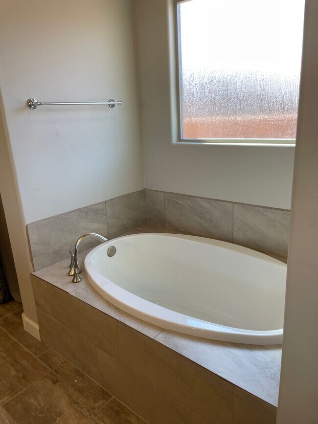 Building Photo - 4150 Lodge Ct NE