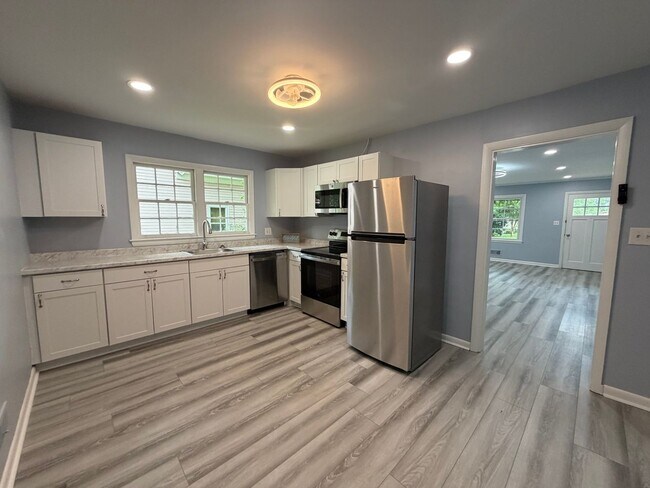 Building Photo - 226 College Dr