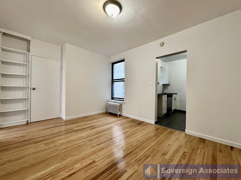 Building Photo - 401 E 68th St