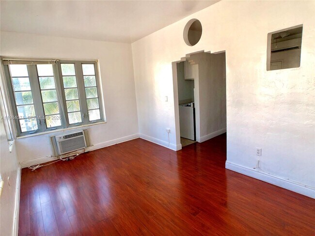 Building Photo - 901 Collins Ave