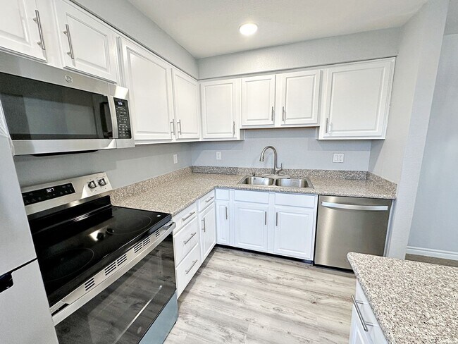 Building Photo - 2 BEDROOM 2 BATH FULLY REMODELED CONDO IN ...