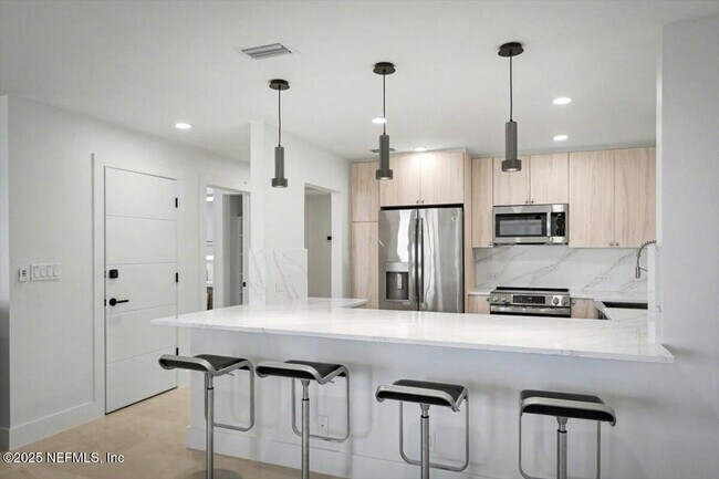 Building Photo - 739 Spinnakers Reach Dr