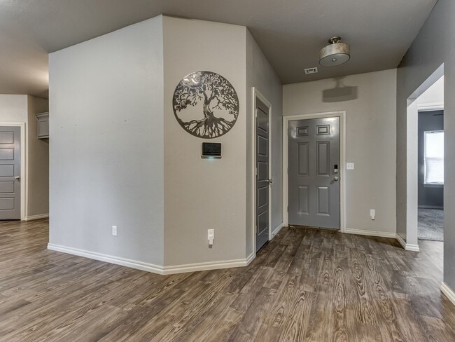 Building Photo - Newer Home + Putnam City Schools + 3 bedrooms