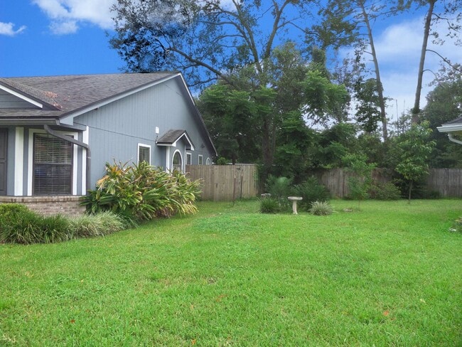 Building Photo - Beautiful 3 bedroom Home