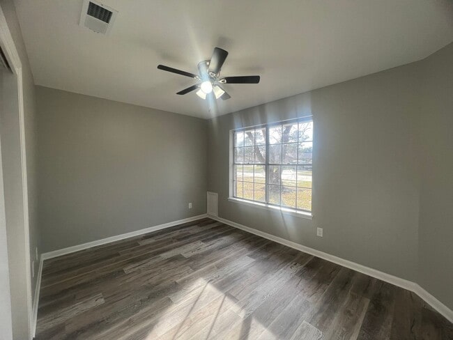 Building Photo - Updated in North Bossier.. Close to Barksdale Air Force Base..