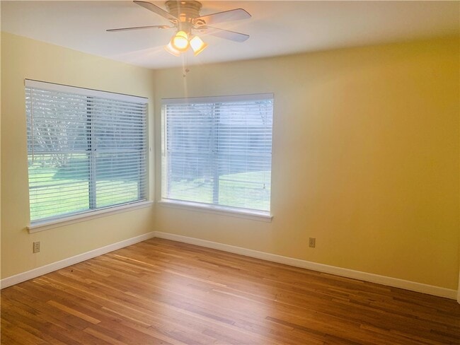 Building Photo - 307 N San Marcos St