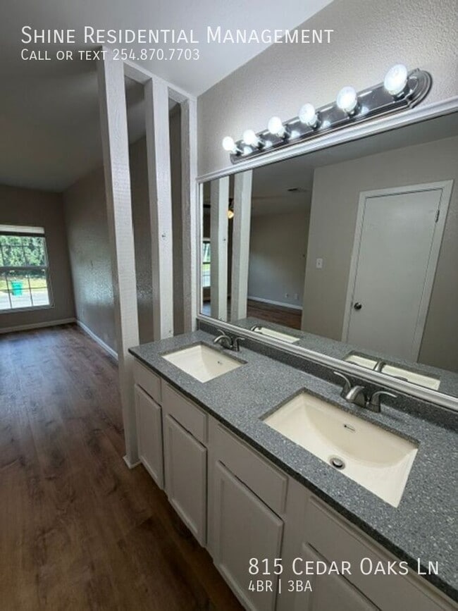 Building Photo - 815 Cedar Oaks Ln
