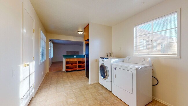 Building Photo - UPTOWN 3 Bedroom +Office  2 Bath with Garage