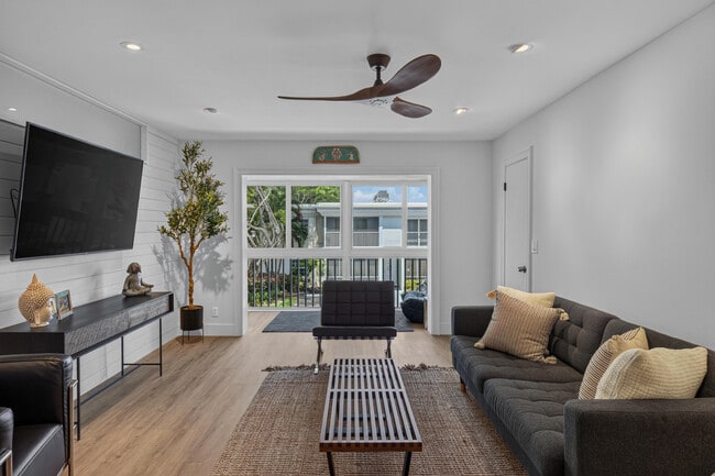 Building Photo - 6515 Bay Club Dr