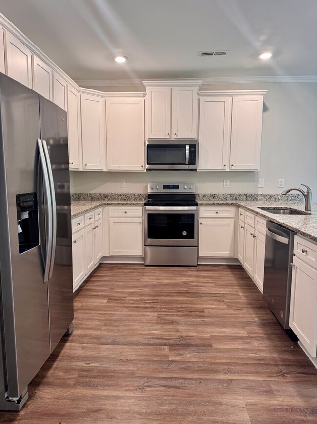 Building Photo - Convenient and Spacious Townhome