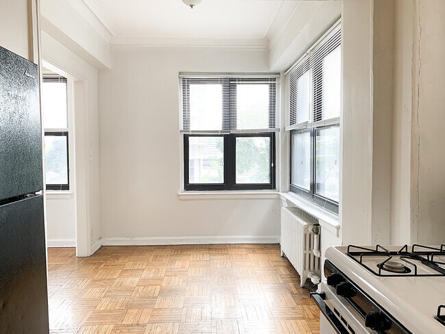 Building Photo - 8925 E Jefferson Ave