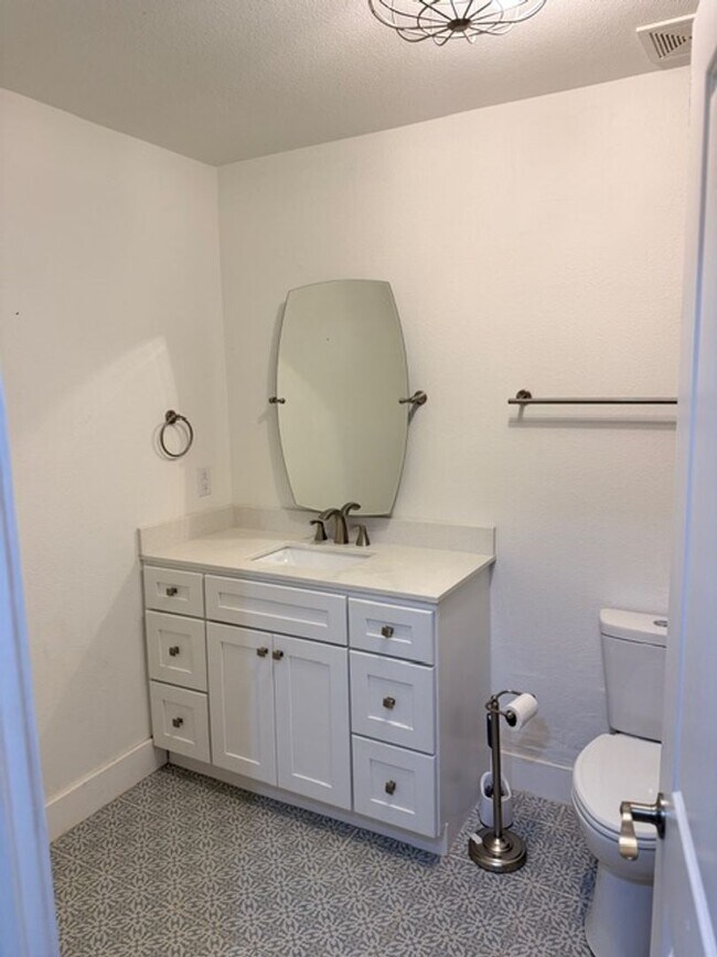 Building Photo - Beautiful single-family home on Ox Bottom available now