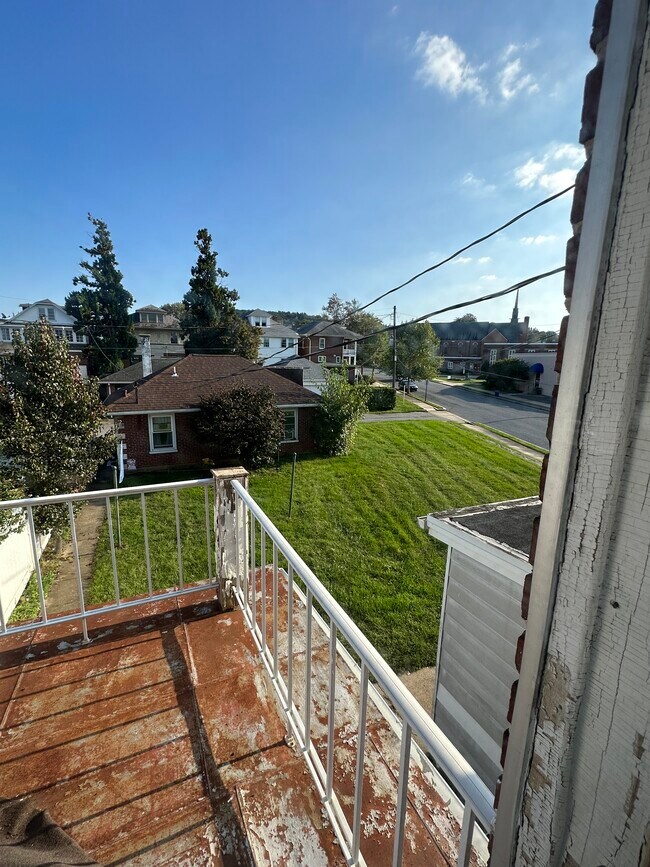 Building Photo - 2 E Elm St