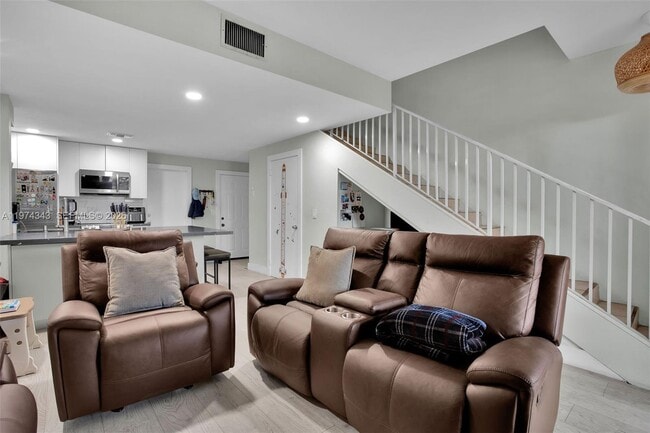 Building Photo - 850 Sorrento Dr