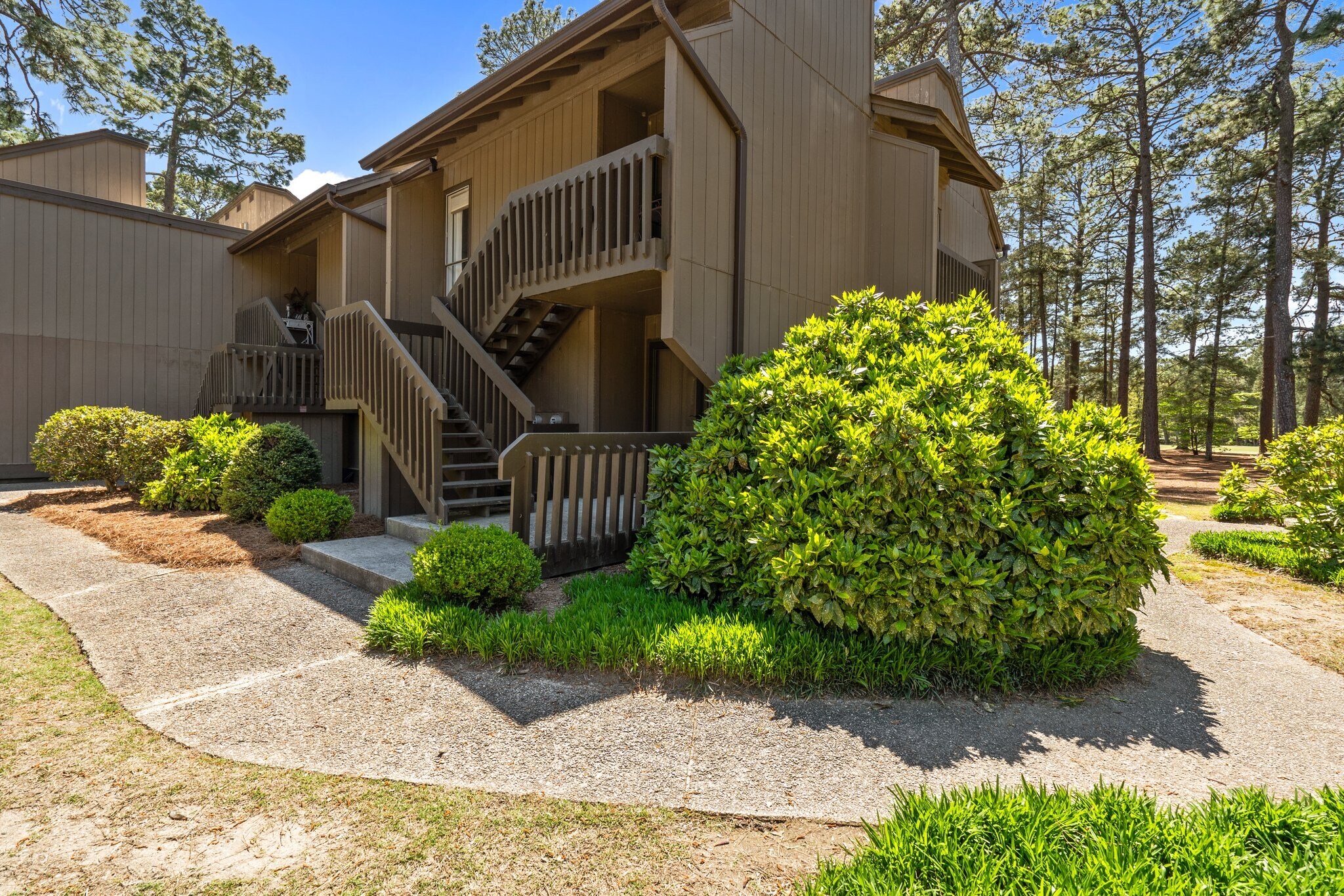 Building Photo - 10 Pine Tree Rd
