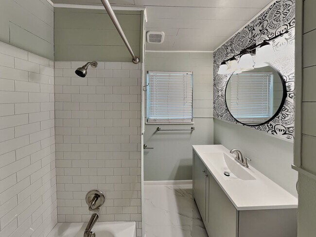 Building Photo - Quaint 3 bedroom in the Wilshire Addition in Fort Worth!