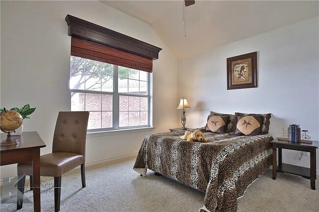 Building Photo - Cute 3-bedroom, 2-bath home