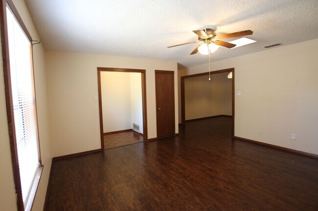 Building Photo - Beautiful 3 Bed 2 Bath Home in Tyler's Azalea District
