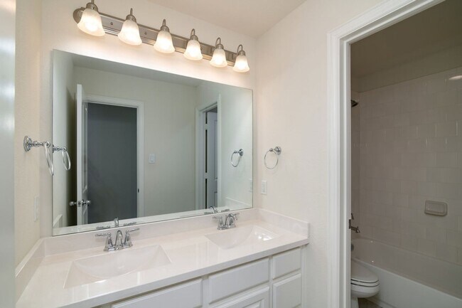 Building Photo - Spectacular and spacious home in Parkside!!